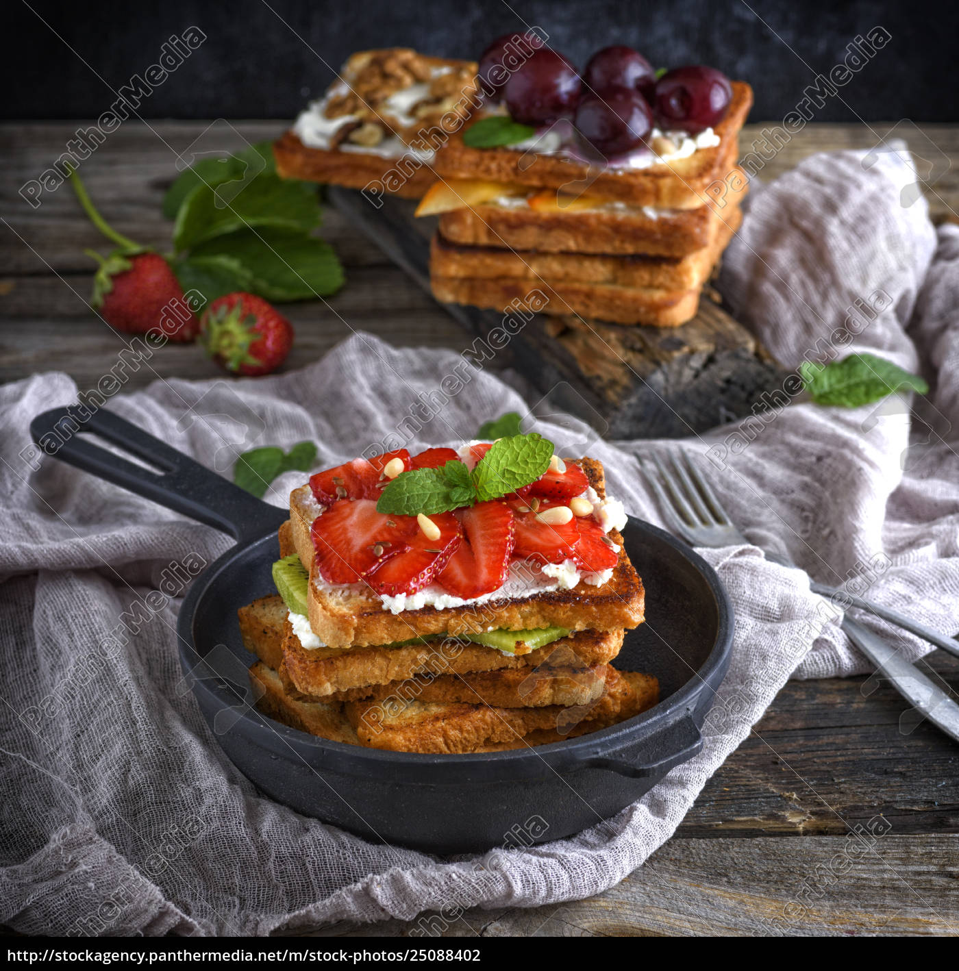 ein haufen french toast aus weißbrot mit hüttenkäse - Stock Photo ...