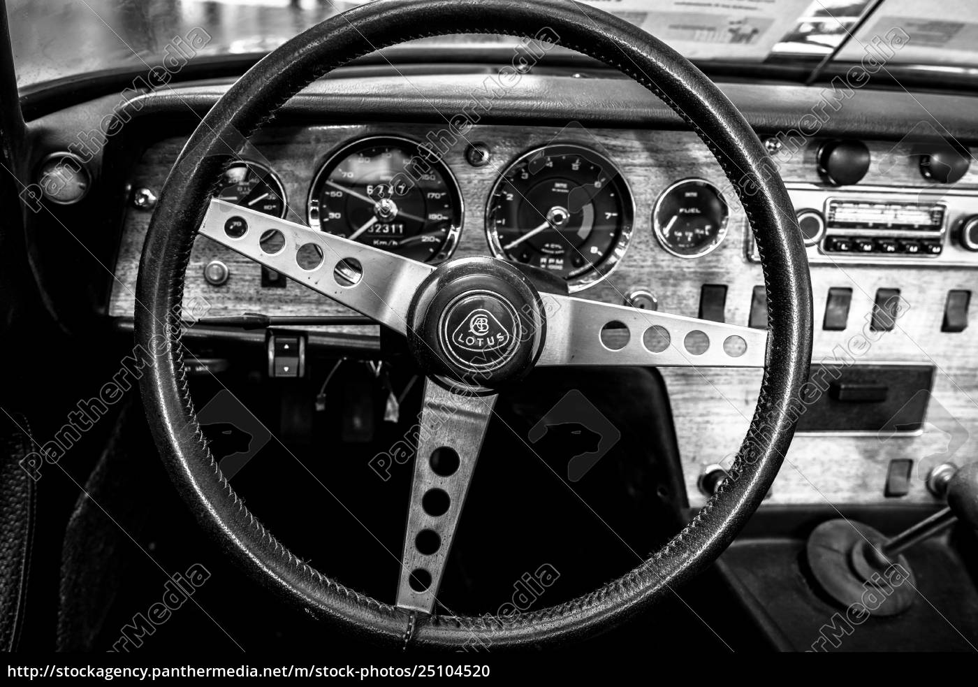 antikes Auto Armaturenbrett schwarz / weiß, Stock Bild