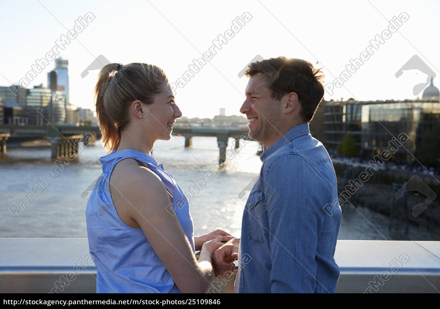 Romantische Paare Die Auf Brucke Uber Der Themse In Stock Photo Bildagentur Panthermedia