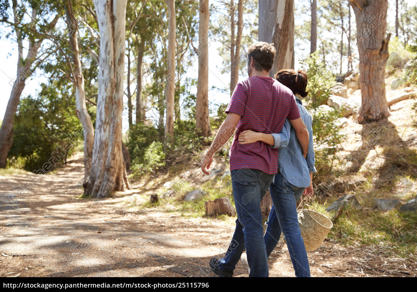 Blick Auf Romantische Paare Auf Dem Waldweg Lizenzfreies Foto Bildagentur Panthermedia