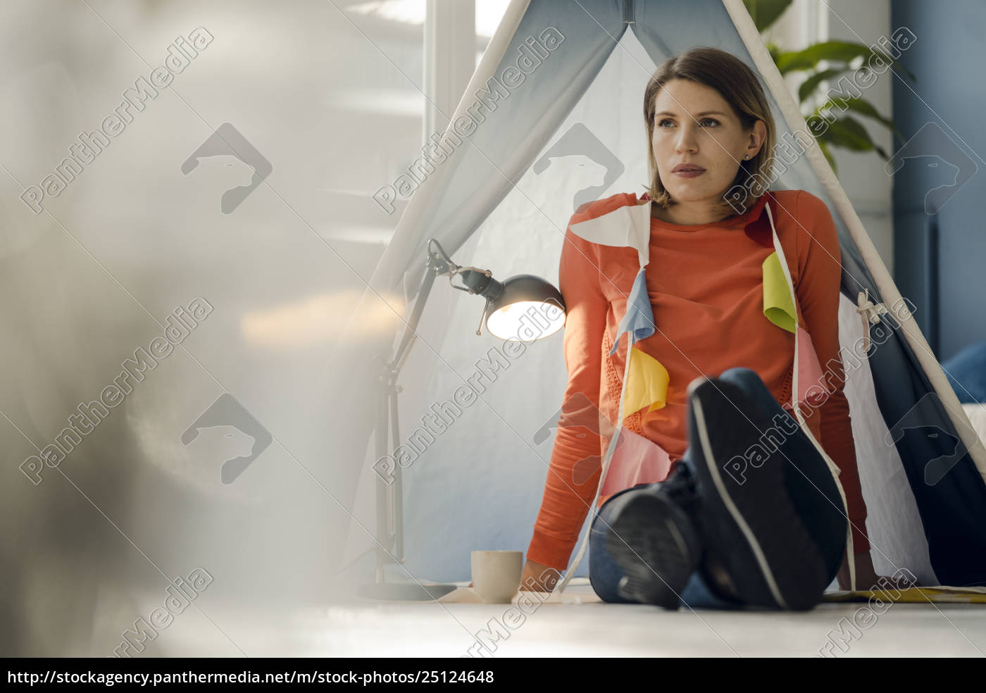 Frau Sitzt Auf Dem Boden In Einem Zelt In Ihrem Lizenzfreies Foto