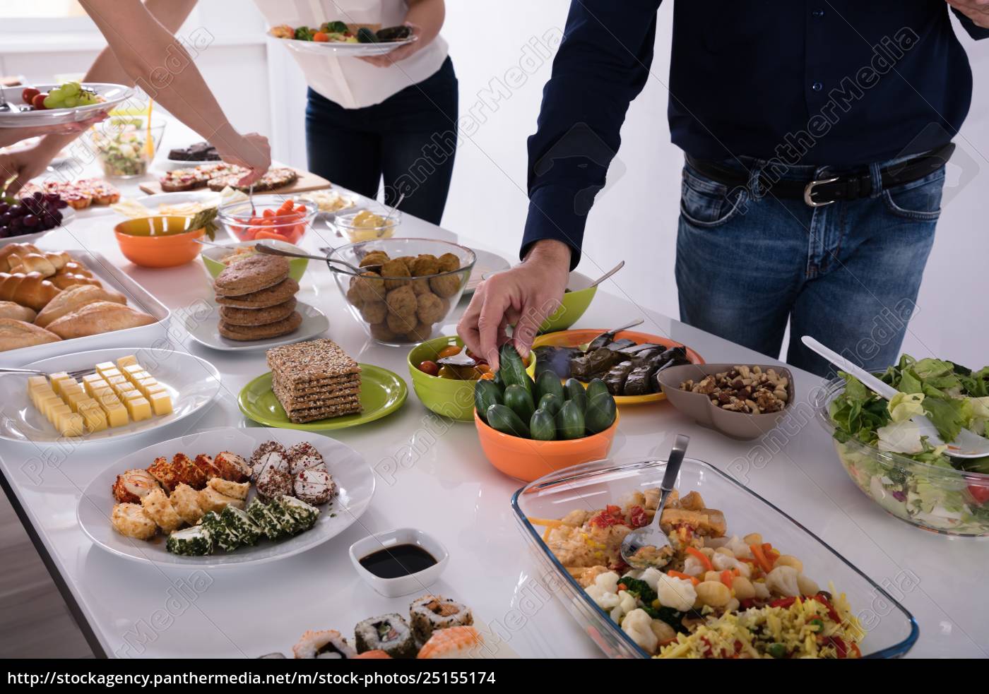 Menschen Holen Essen Bei Party Stockfoto 25155174 Bildagentur Panthermedia