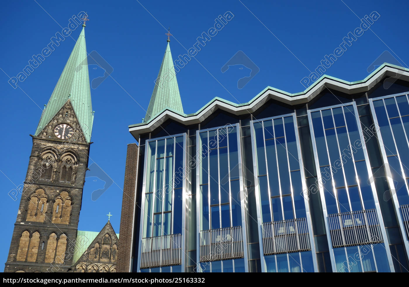 St.-Petri-Dom und Bremische Bürgerschaft in Bremen - Lizenzfreies Bild ...