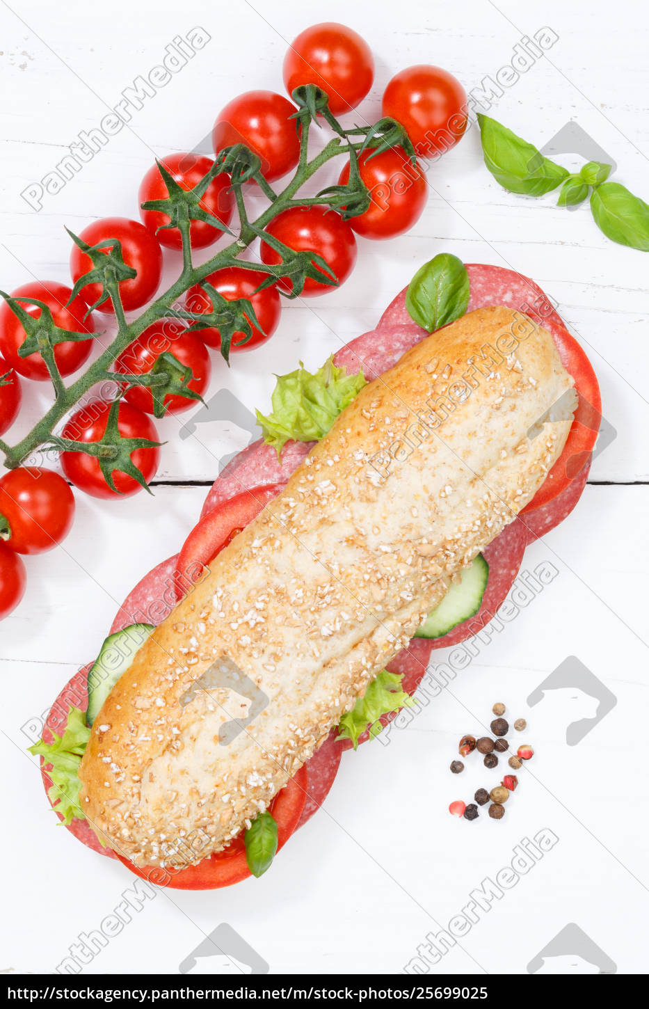 Sandwich Baguette Vollkorn Brötchen belegt mit Salami - Lizenzfreies ...