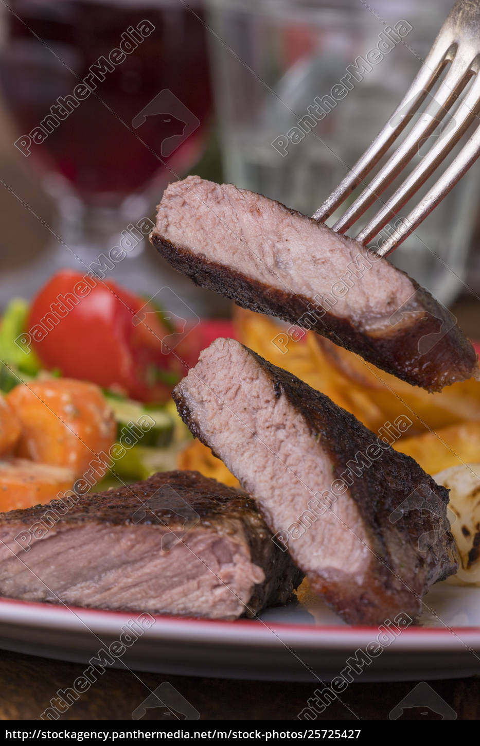 Gegrilltes Steak auf einem Teller mit Wein - Lizenzfreies Bild ...