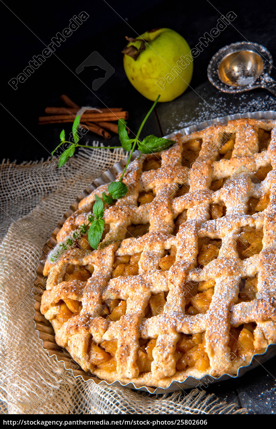 Leckerer Apfelkuchen mit Gitter obere Kruste - Stock Photo - #25802606 ...