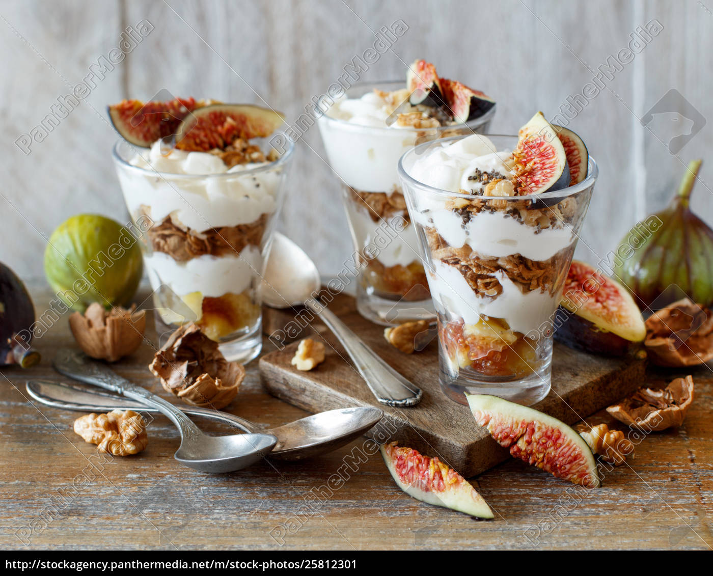 griechischer joghurt mit feigen und müsli - Lizenzfreies Bild ...