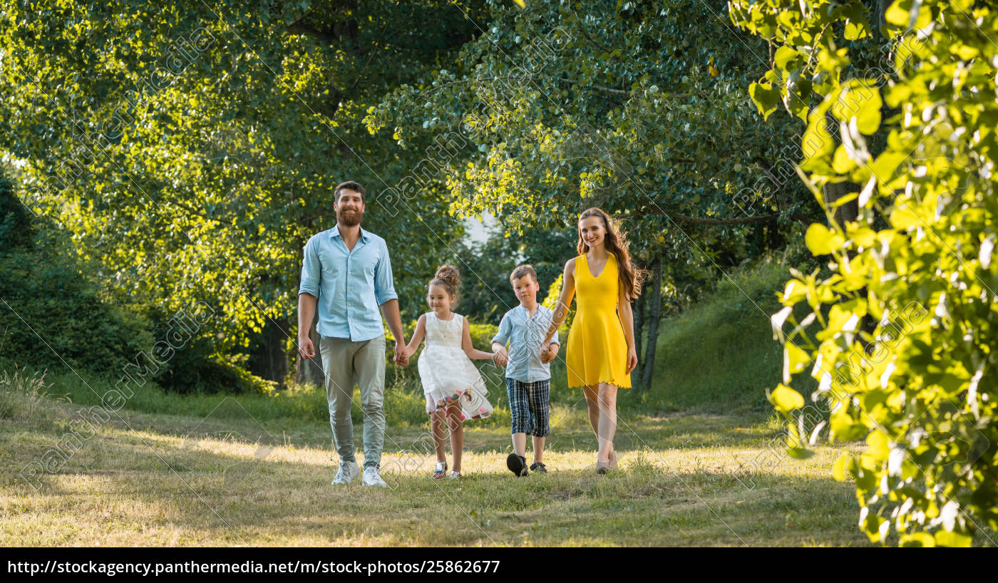 Glückliche Familie Mit Zwei Kindern Die Während Des - Lizenzfreies Bild ...