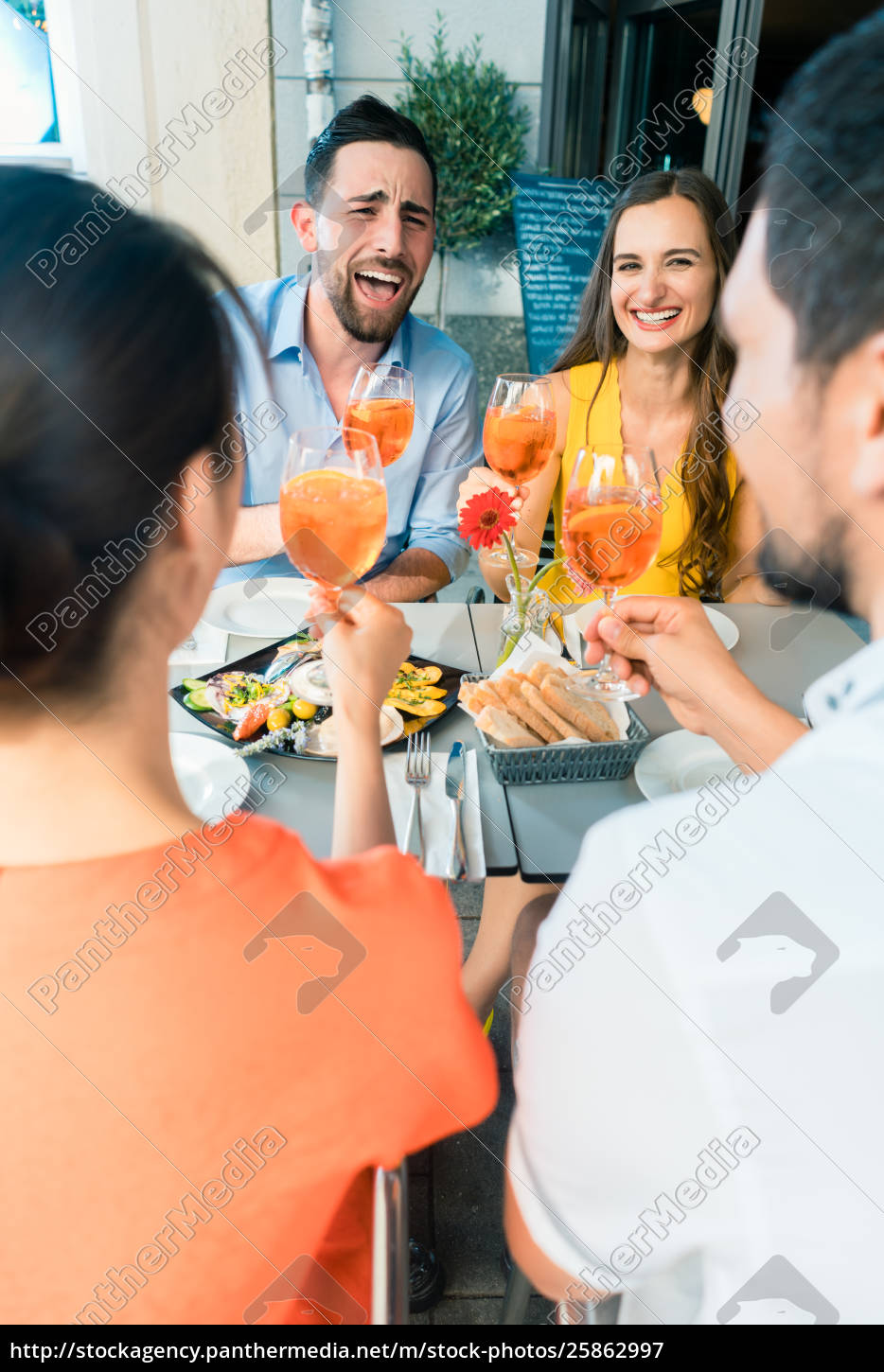 Zwei Fröhliche Junge Paare Die Im Restaurant Zusammen Stockfoto 25862997 Bildagentur