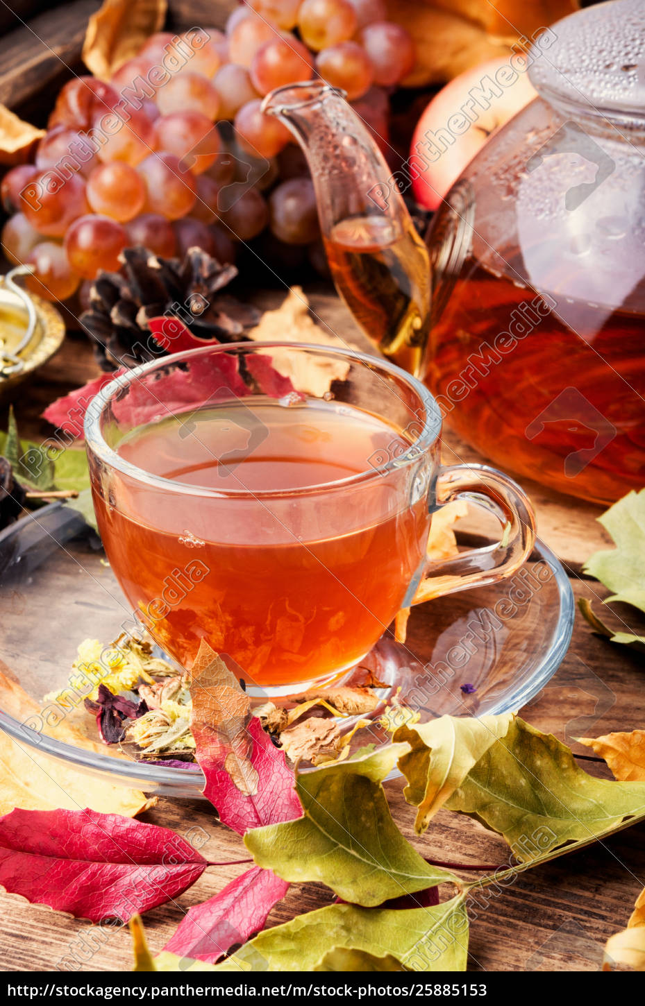 Tasse Tee Mit Herbstblattern Lizenzfreies Bild Bildagentur Panthermedia