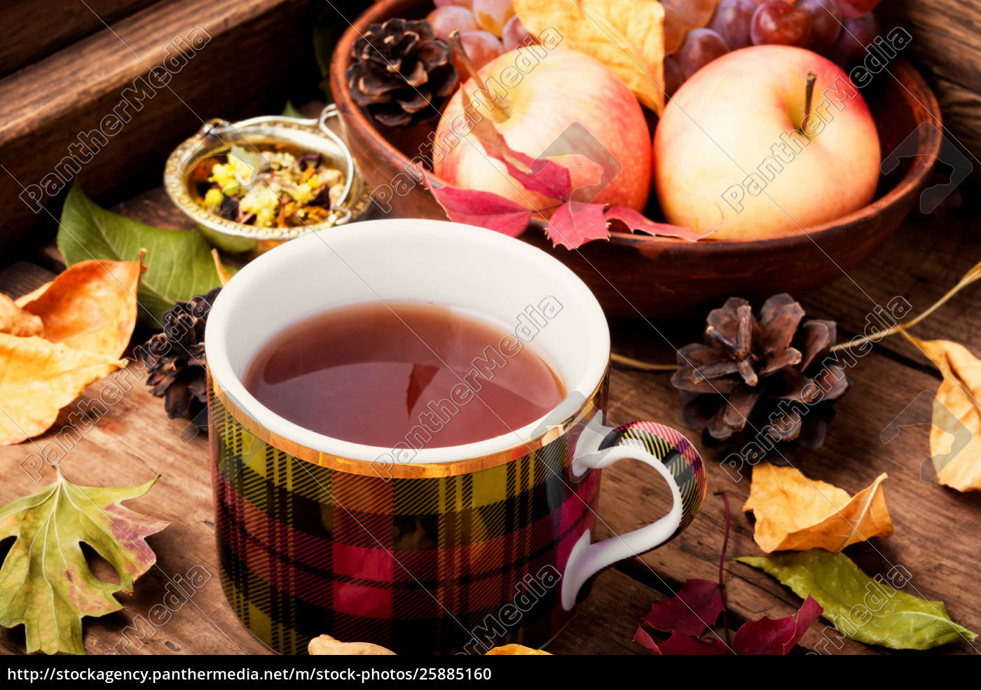 Tasse Tee Mit Herbstlaub Lizenzfreies Foto Bildagentur Panthermedia