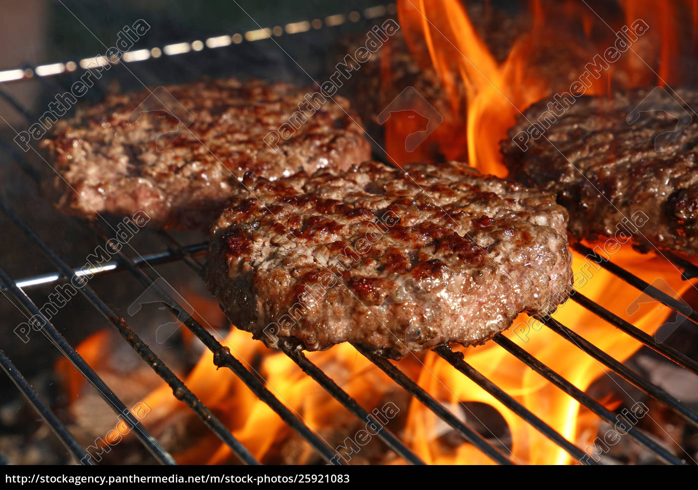 rindfleischburger für hamburger auf grill-flammgrill - Stockfoto