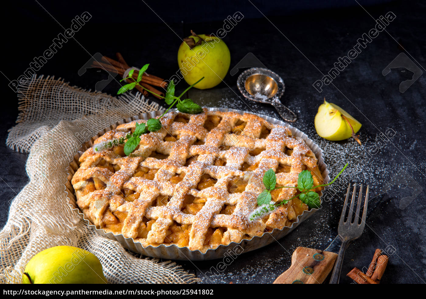 Leckerer Apfelkuchen mit Gitter obere Kruste - Stock Photo - #25941802 ...