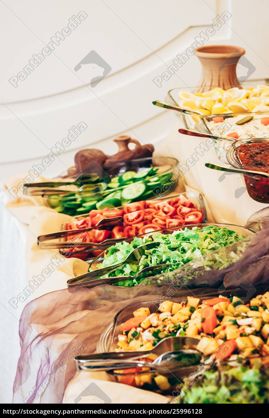 Frischer Salat Und Leichte Snack Trays Am Buffet Lizenzfreies Foto Bildagentur Panthermedia