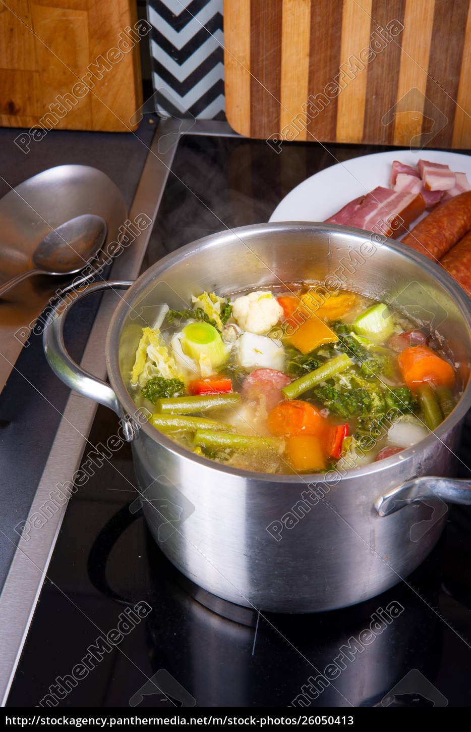 leckere herbstliche Gemüsesuppe mit Wurst und Speck - Stockfoto ...