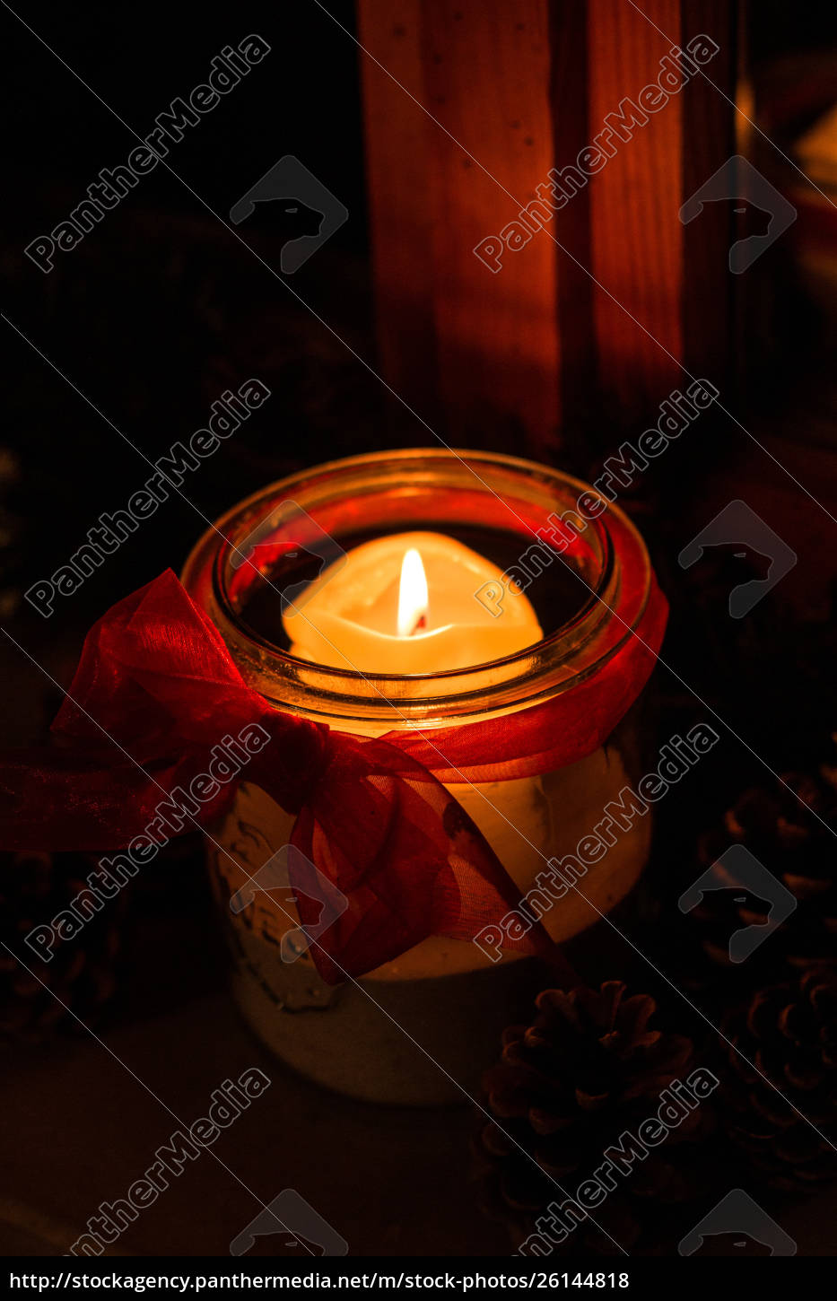 Brennende Kerze In Einem Glas Und Tannenzapfen Im Stock Photo 26144818 Bildagentur Panthermedia