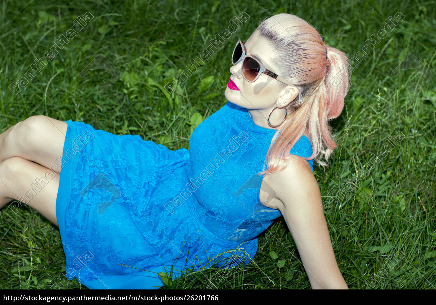 Sexy Blondine Liegt Auf Dem Gras Stockfoto 26201766 Bildagentur Panthermedia 