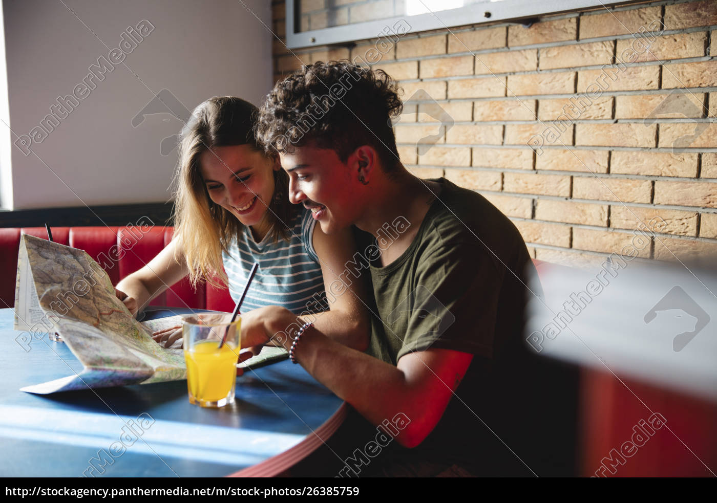 Lächelnde Junge Paar Sitzt Am Tisch In Einem Café Stockfoto 26385759 Bildagentur Panthermedia 