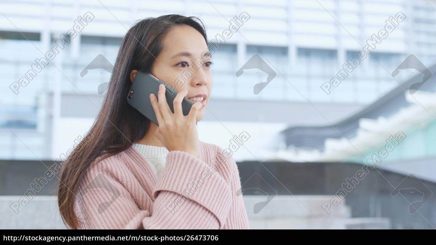 Frau Sprechen Mit Handy Im Freien Stock Photo 26473706 Bildagentur Panthermedia