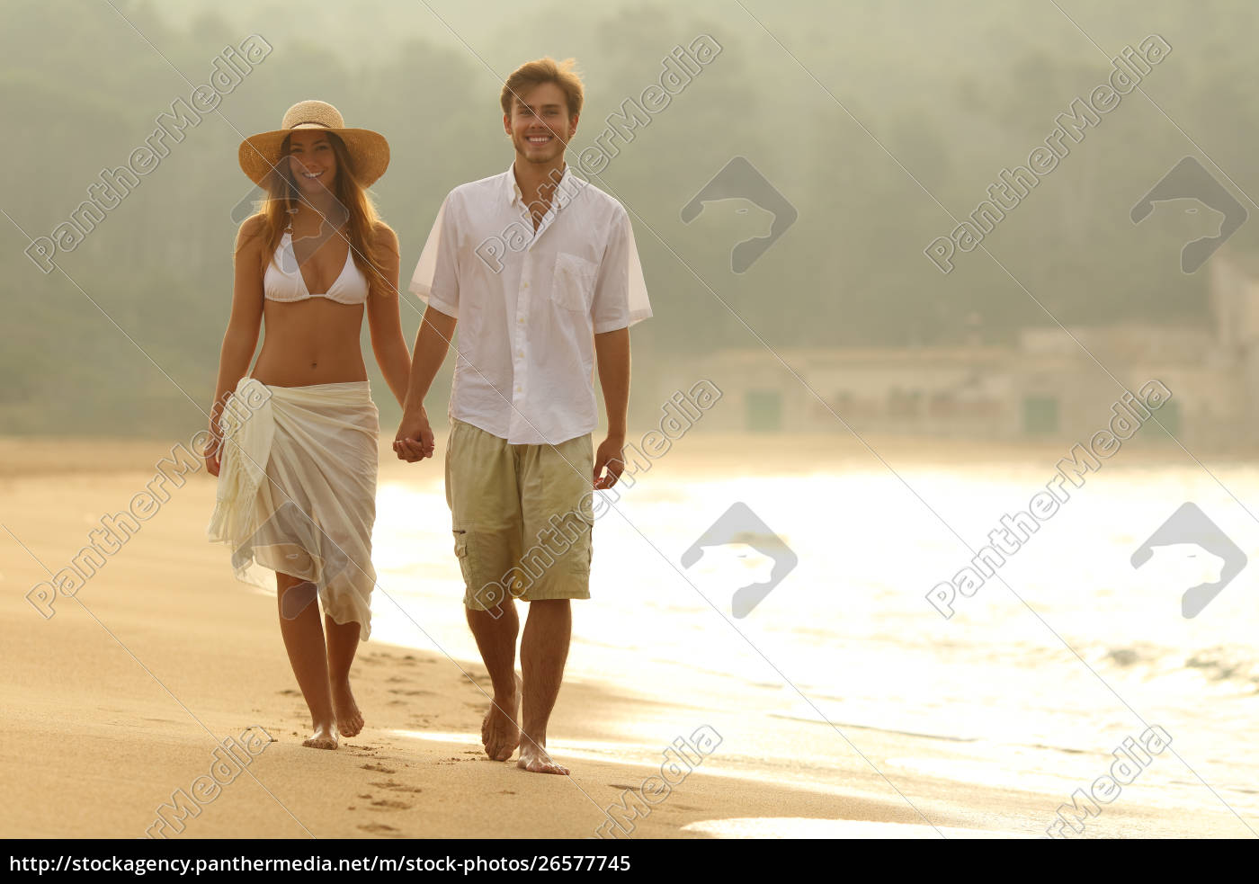 Gluckliches Paar Zu Fuss Am Strand Bei Sonnenuntergang Lizenzfreies Bild 26577745 Bildagentur Panthermedia