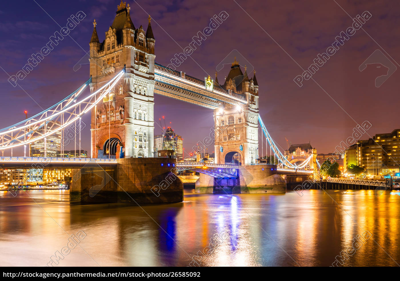 London Tower Bridge Mit Downtown Gebaude Lizenzfreies Foto 26585092 Bildagentur Panthermedia