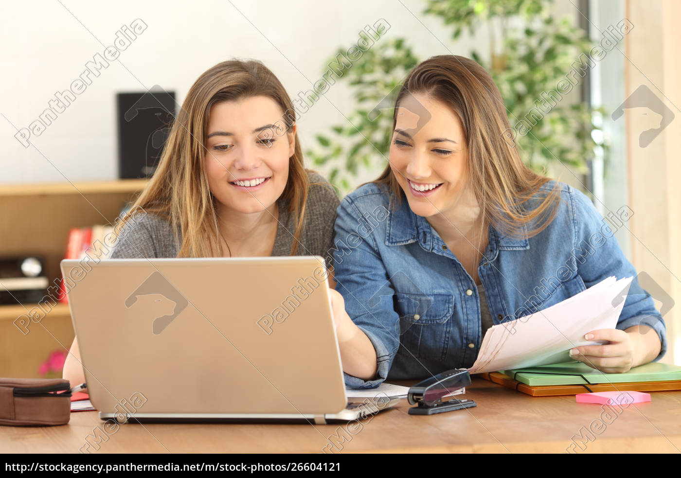 Studenten Studieren Online Zu Hause - Lizenzfreies Bild - #26604121 ...