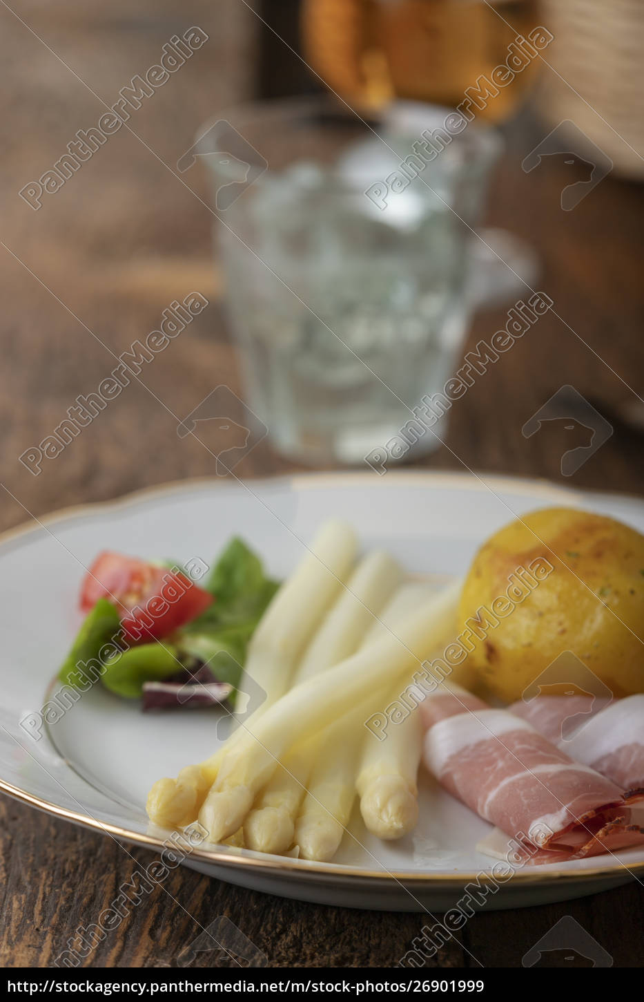 gekochter weißer Spargel mit Schinken und Kartoffeln - Stockfoto ...