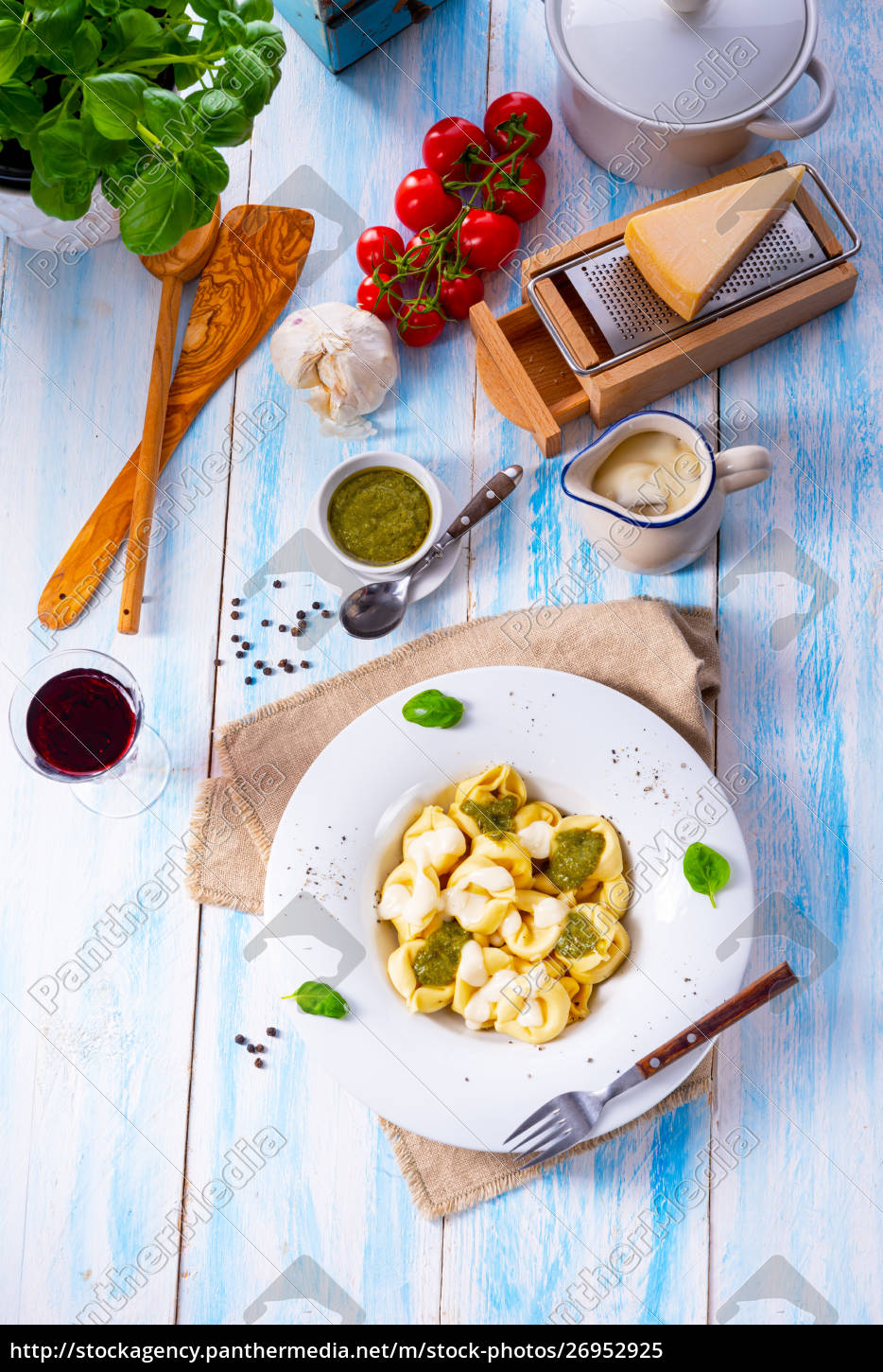 Tortellini di formaggio mit Basilikum-Pesto und - Lizenzfreies Bild ...