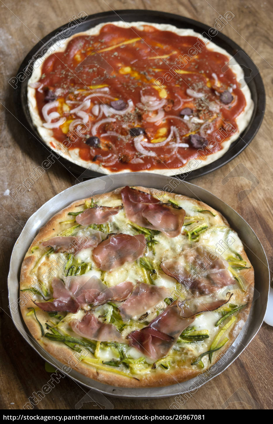 hausgemachte Pizza mit Zucchini und Parmaschinken - Stockfoto ...