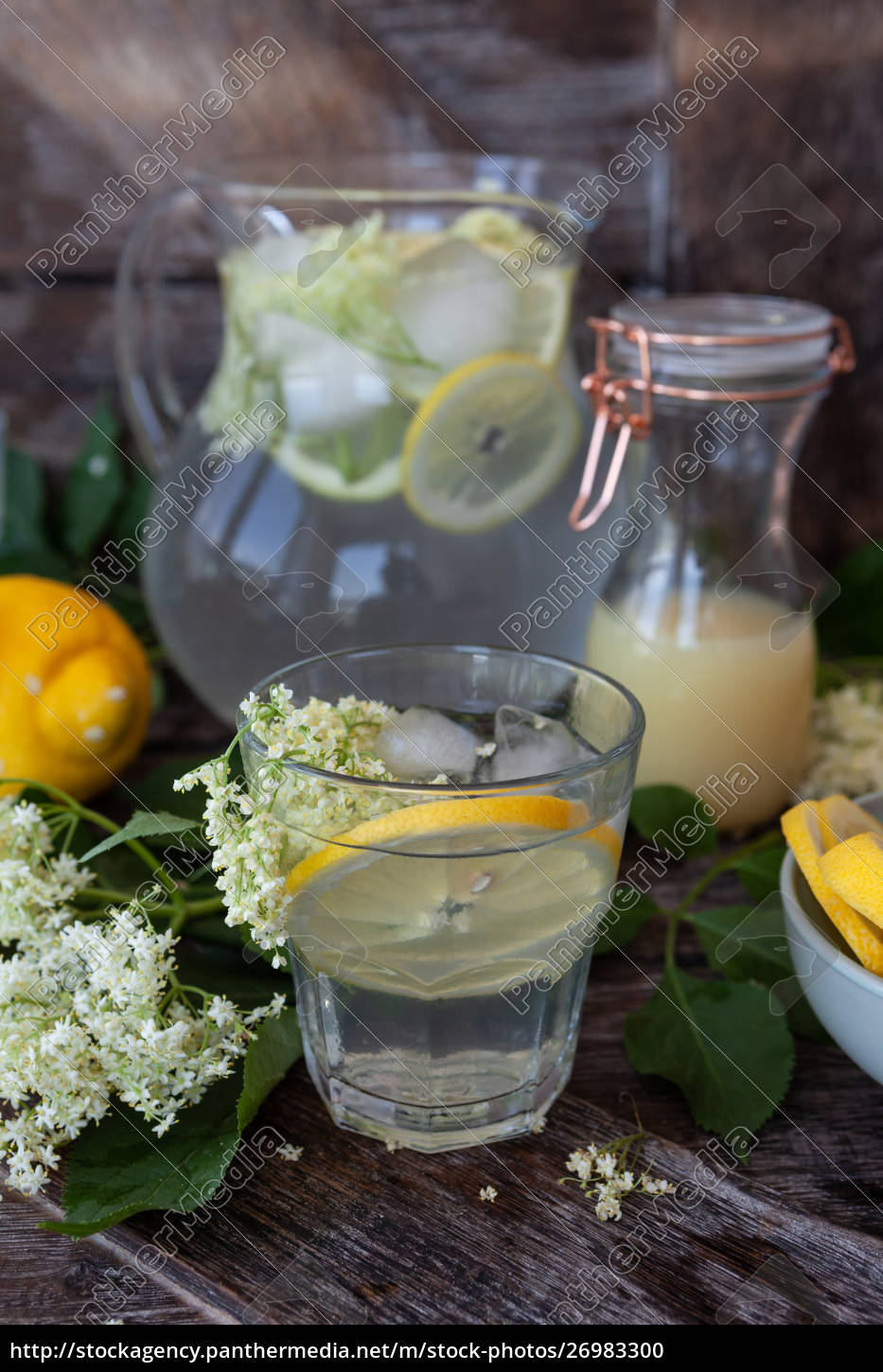 Hausgemachte Limonade Mit Holunderbluten Sirup Lizenzfreies Foto Bildagentur Panthermedia