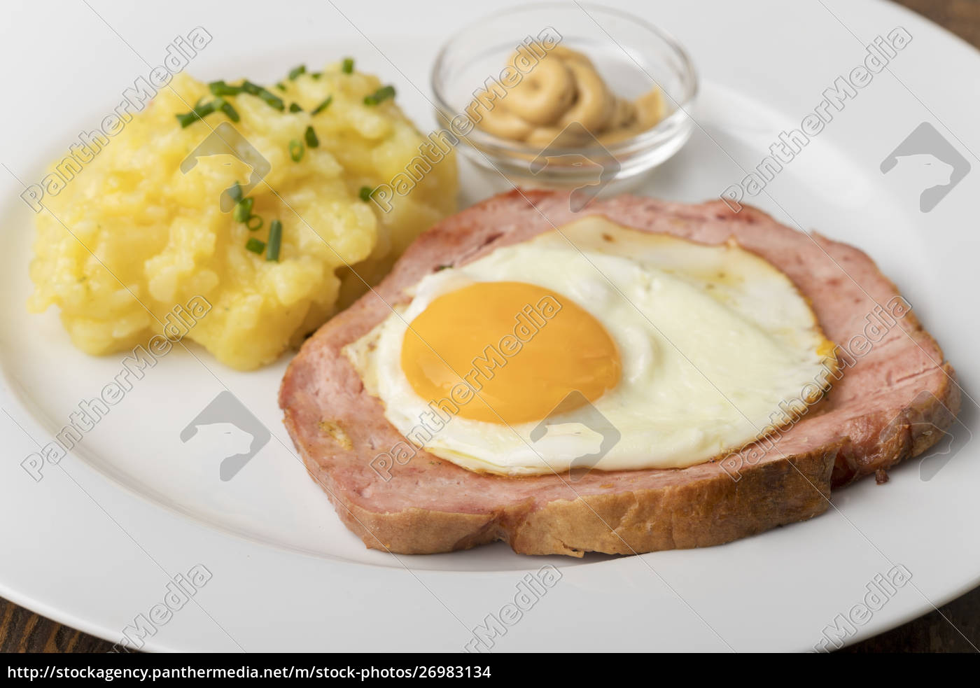 Ein typischer bayerischer Snack der Leberkaese mit - Stockfoto ...