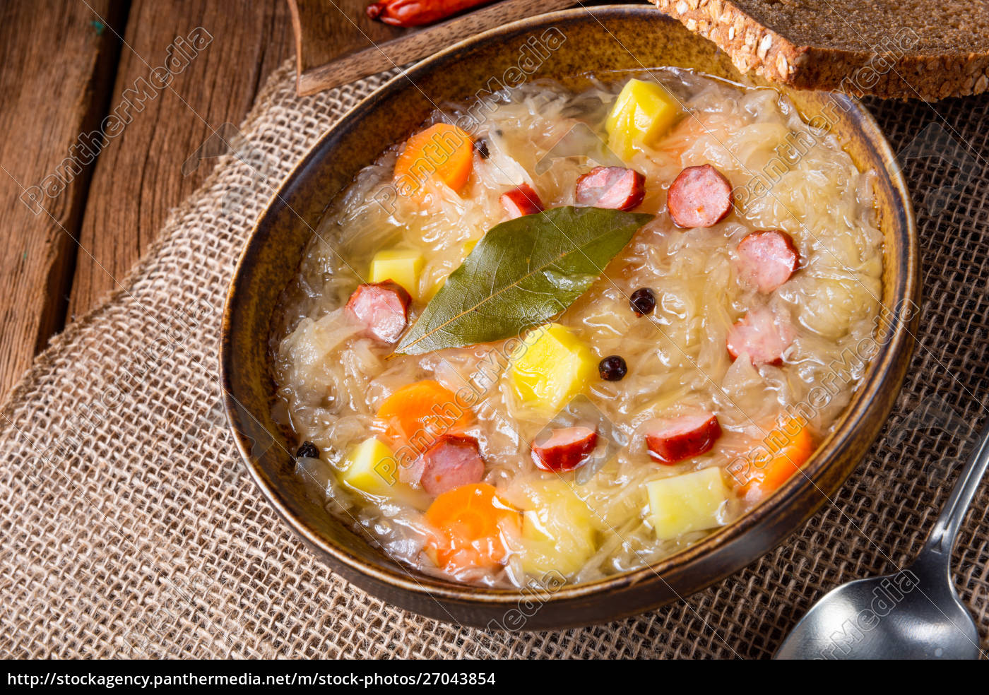 rustikale Sauerkrautsuppe mit Speck und Wurst - Stockfoto - #27043854 ...