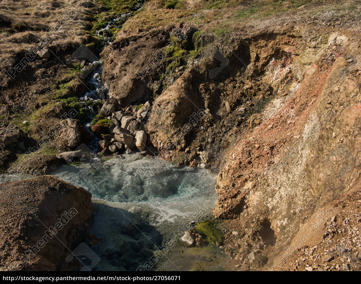 Kristallklares Wasser in einer Quelle in der Nähe von - Lizenzfreies