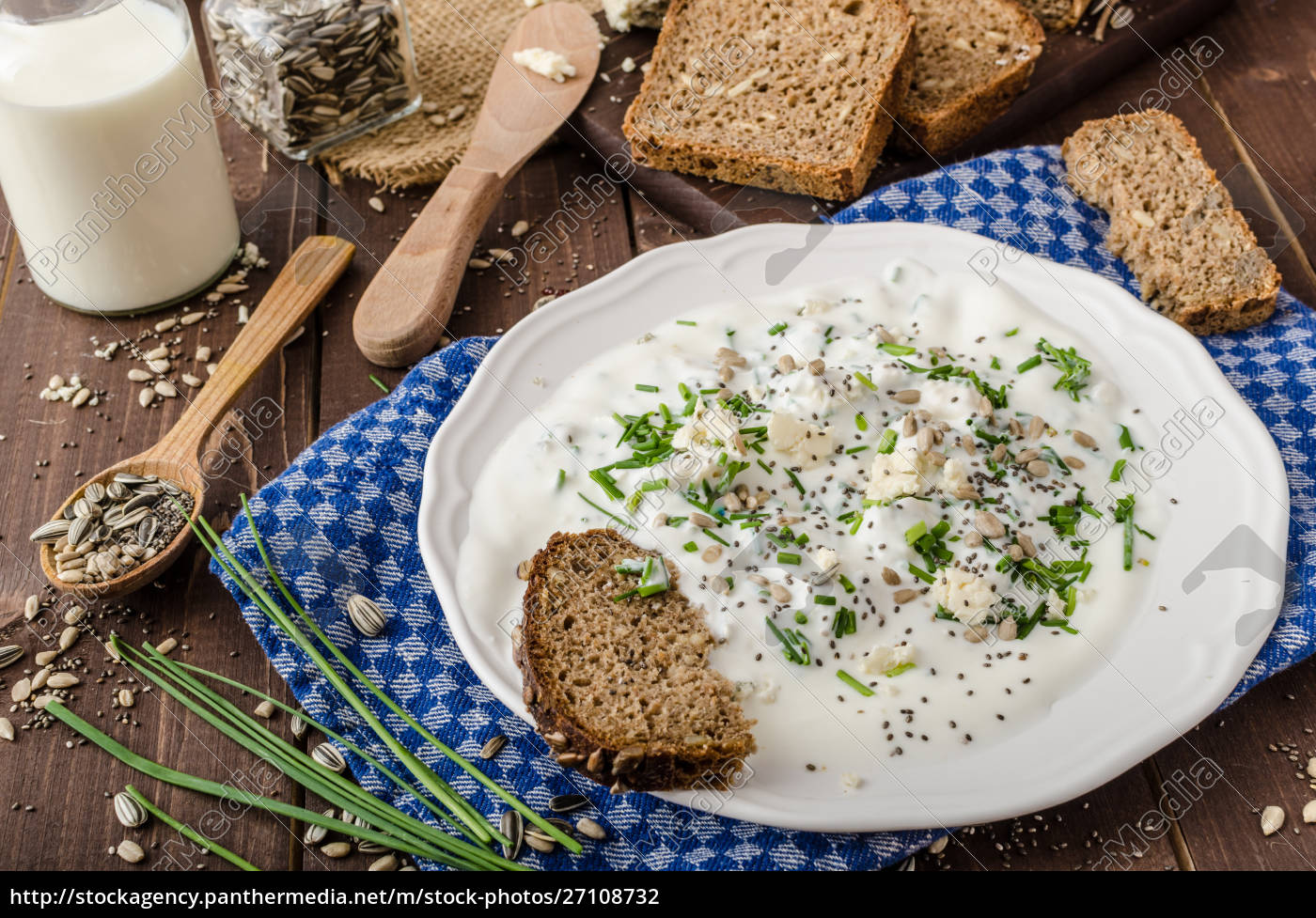 Hausgemachter Joghurt-Dip mit Blauschimmelkäse und - Lizenzfreies Foto ...