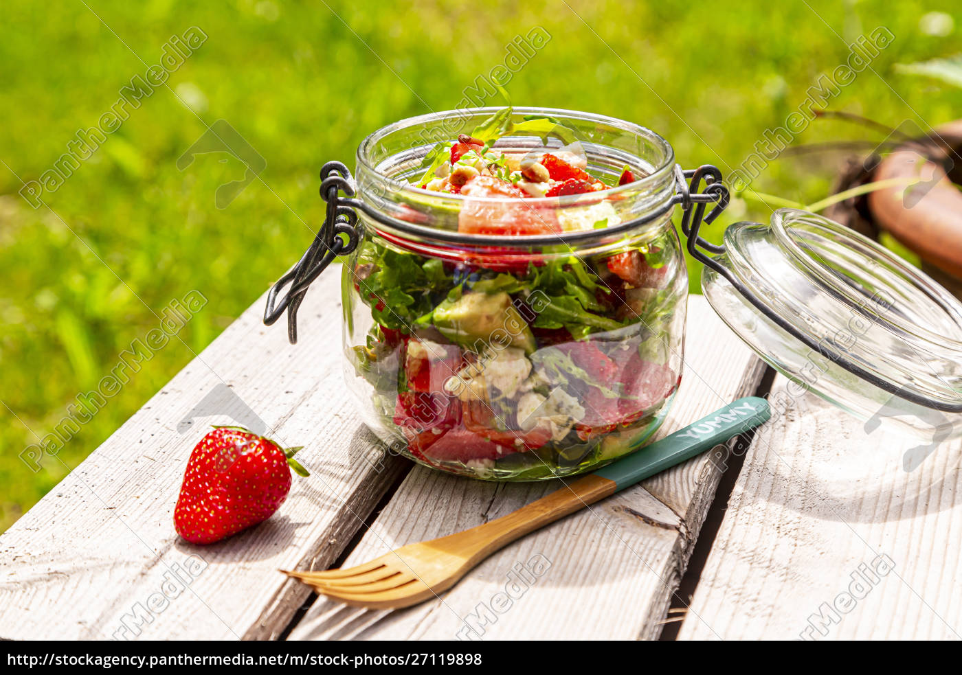 Erdbeer-Avocado-Salat mit Feta Rucola und Pinienkernen - Stockfoto ...