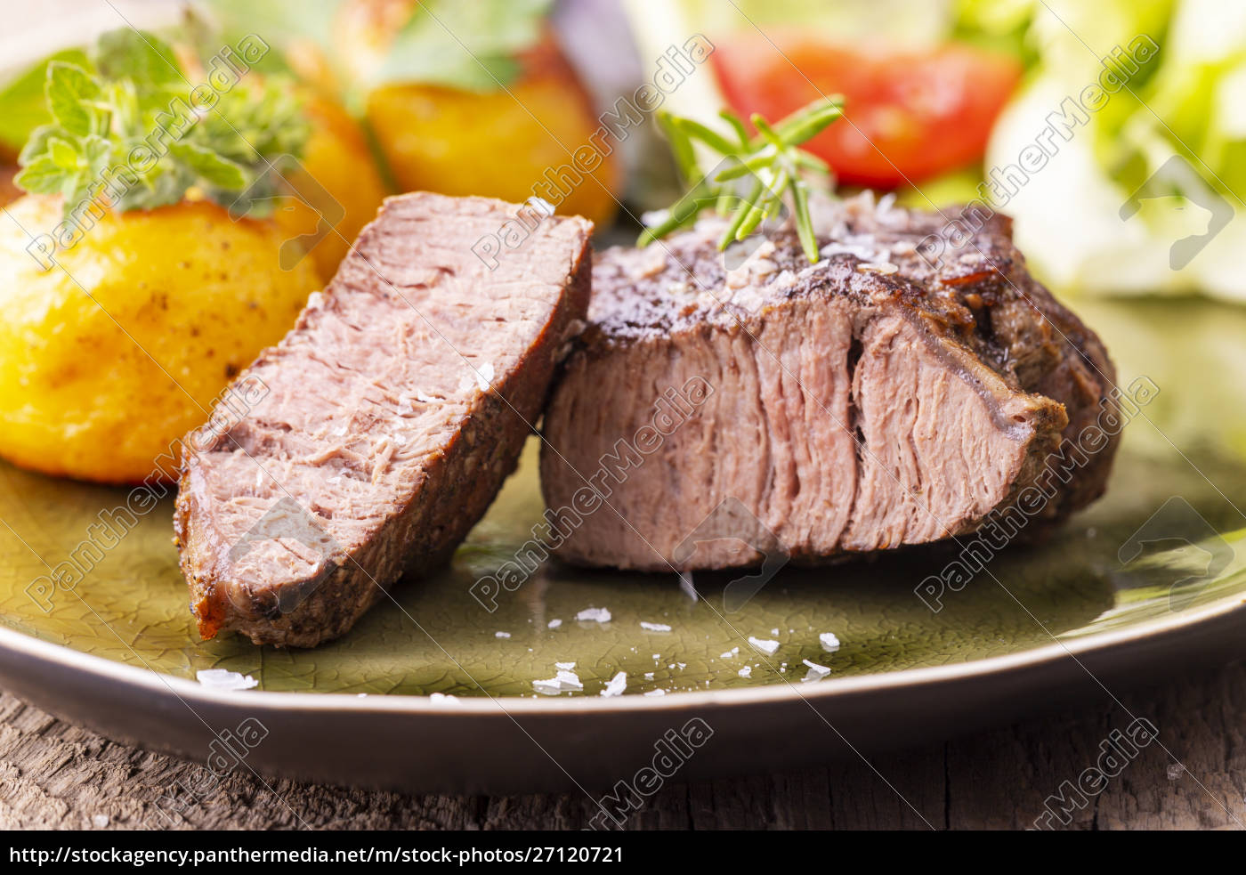 gegrilltes saftiges Steak auf dem Teller - Lizenzfreies Bild ...