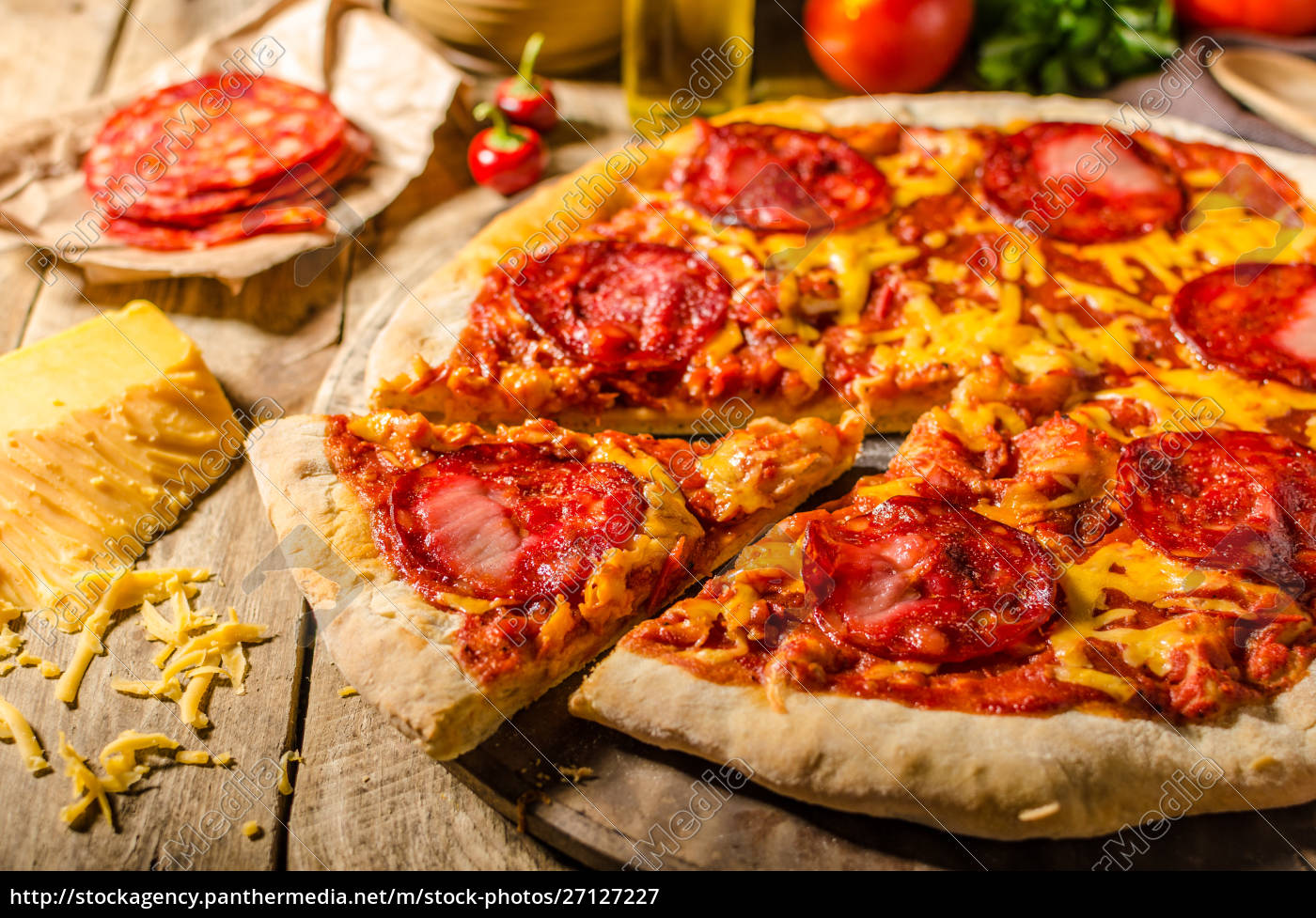 Rustikale Salami-Pizza mit Cheddar-Käse und Chorizo - Stockfoto ...