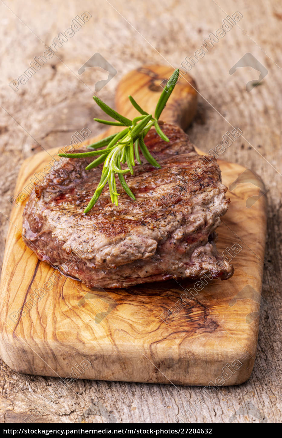 gegrilltes Steak auf Holz mit Rosmarin - Lizenzfreies Foto - #27204632 ...