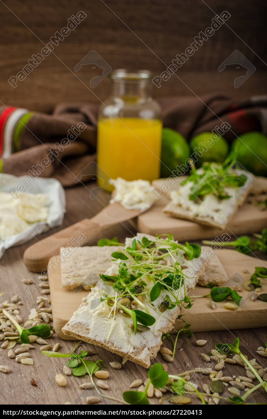 Gesundes Frühstück Knäckebrot mit Bio-Frischkäse - Stockfoto ...