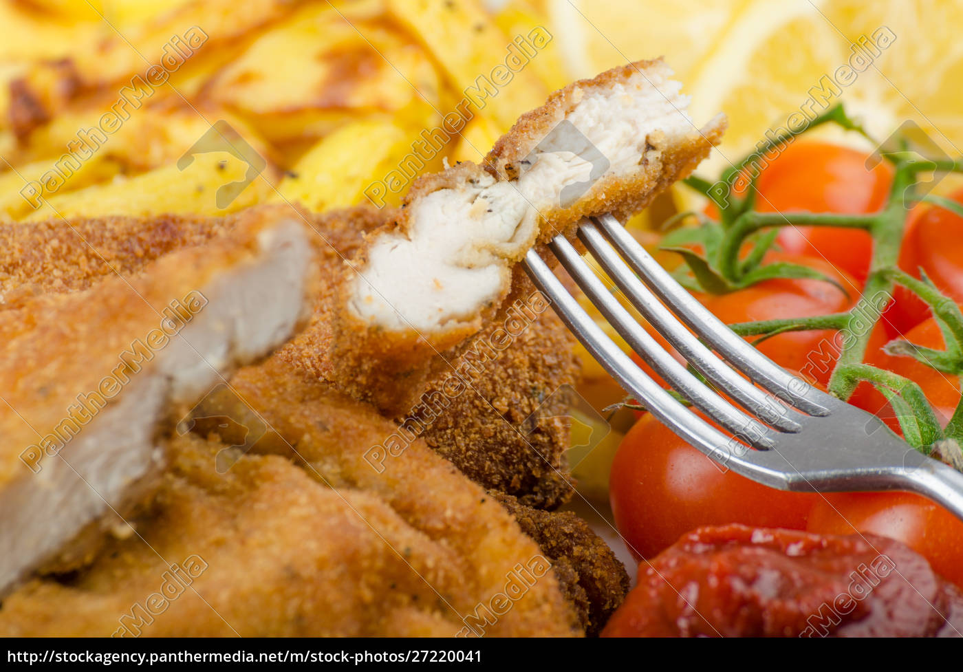 Großes Hühnerschnitzel mit hausgemachten Chili - Stockfoto - #27220041 ...