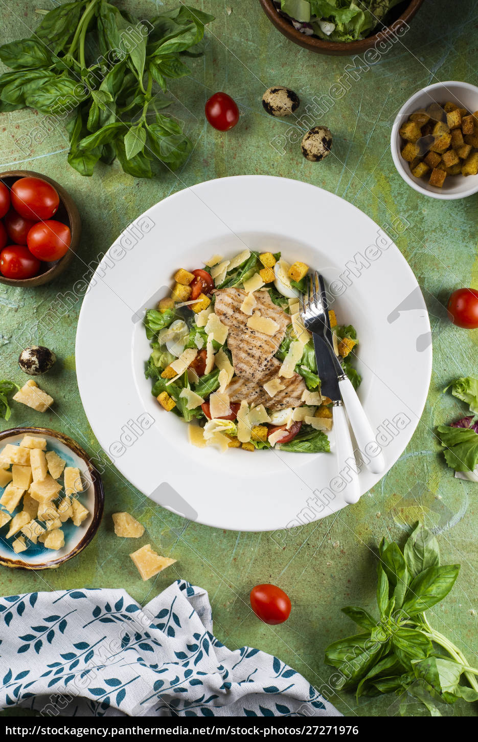 Hühnersalat mit Käse und Croutons - Lizenzfreies Foto - #27271976 ...