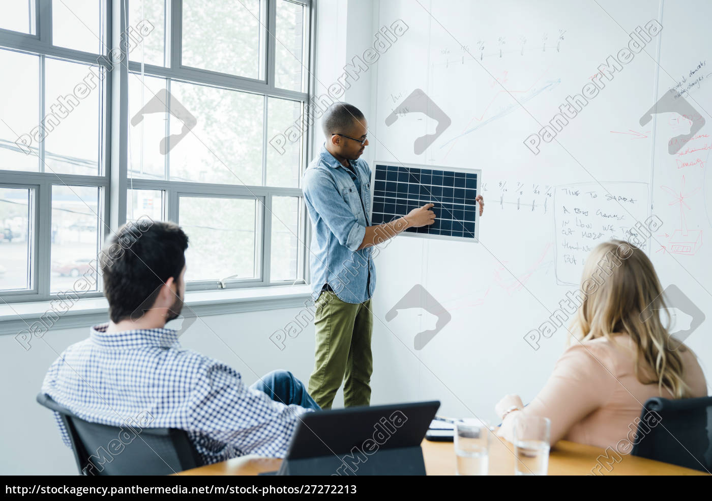 Lizenzfreies Bild 27272213 Man Using Diagram During Board Room Presentation