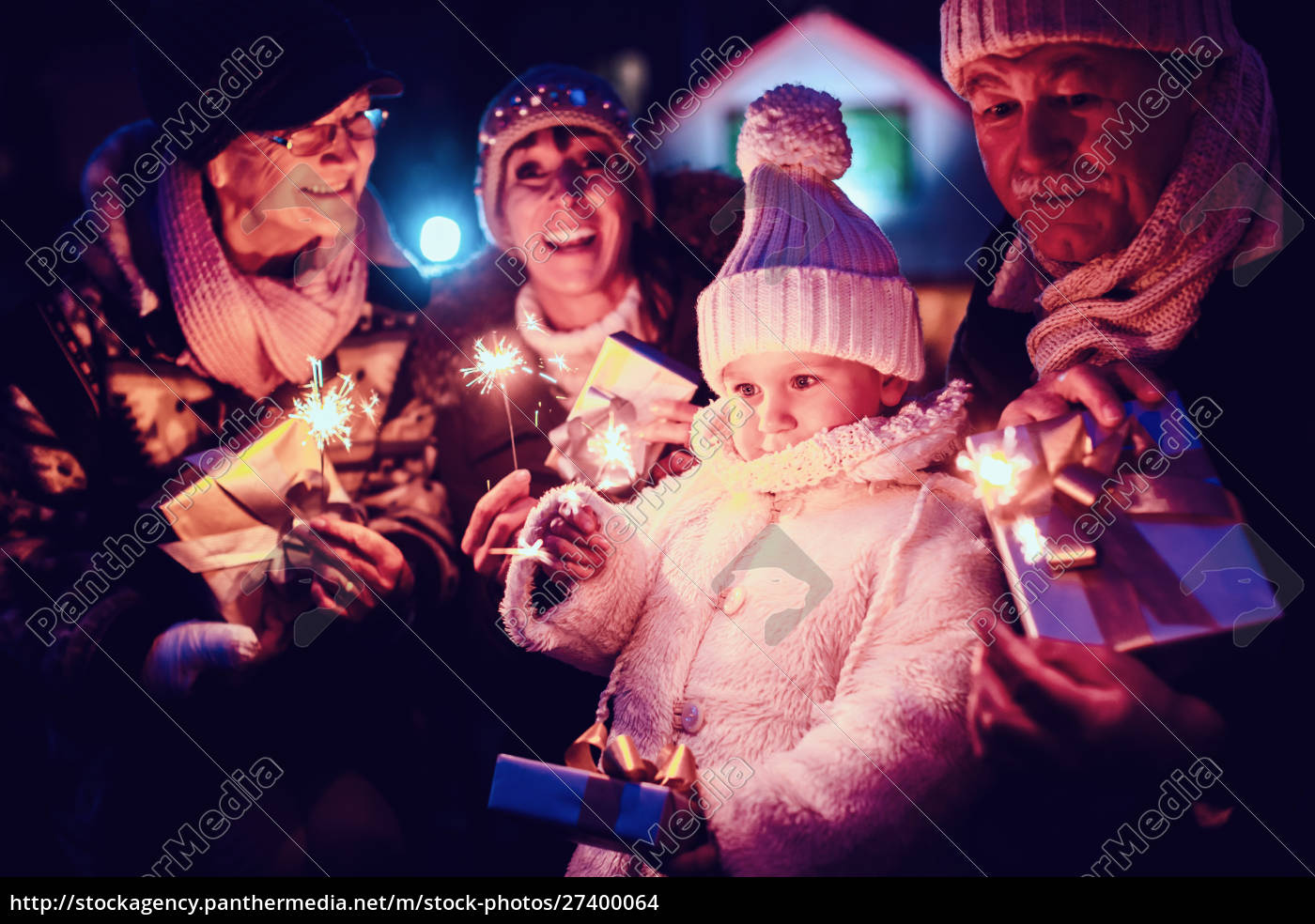 Familie zu Besuch auf dem Weihnachtsmarkt Lizenzfreies Foto