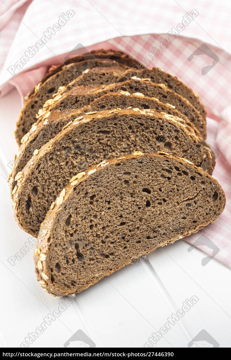 Vollkornbrot mit Haferflocken in Scheiben geschnitten. - Stock Photo ...