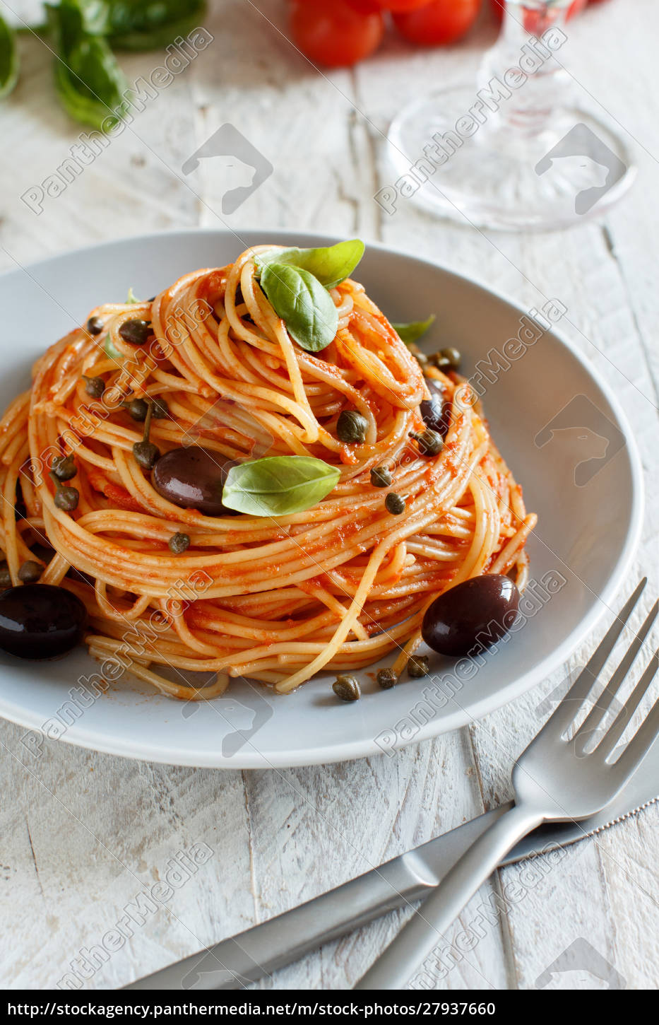 Spaghetti mit Tomatensauce Oliven und Kapern - Lizenzfreies Foto ...