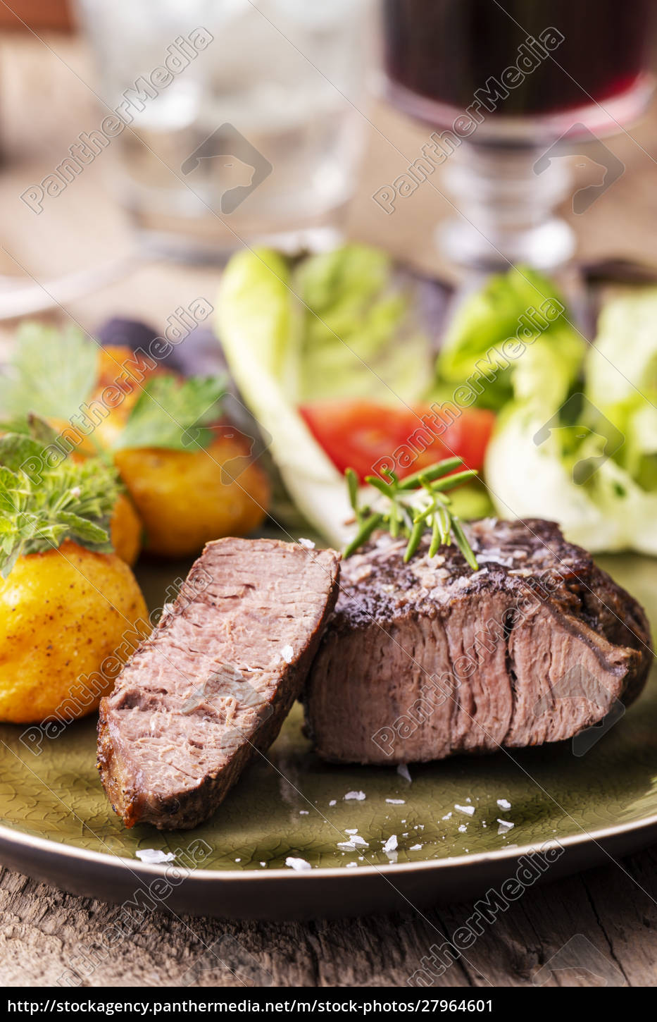 gegrilltes saftiges Steak auf dem Teller - Lizenzfreies Bild ...