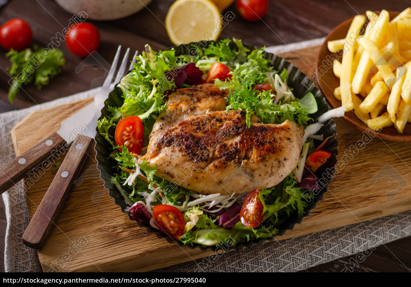 Gegrilltes Huhn mit frischem Salat - Lizenzfreies Foto - #27995040 ...