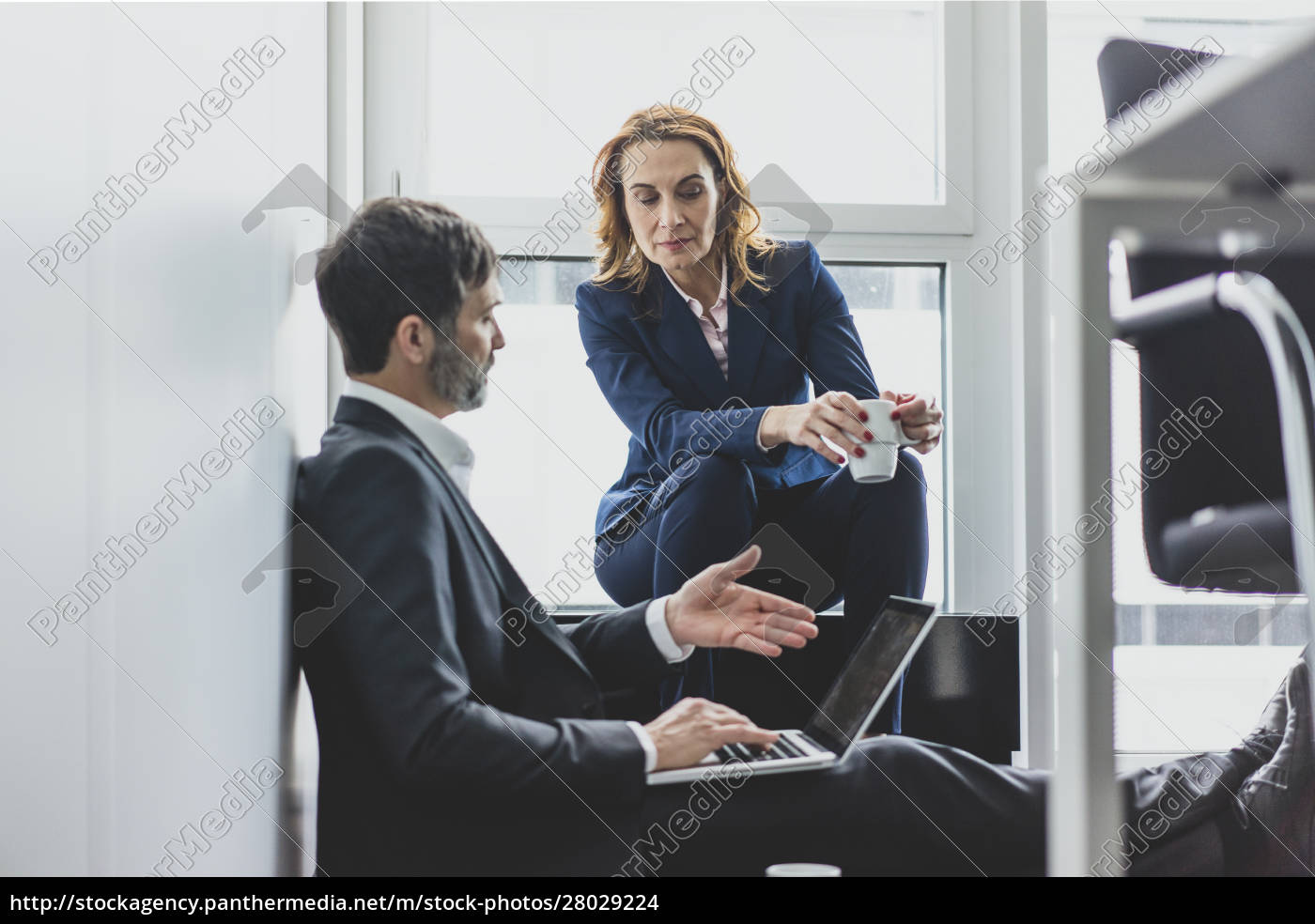 Geschäftsfrau Mit Geschäftsmann Im Büro Sitzt Mit Lizenzfreies Foto 28029224 Bildagentur