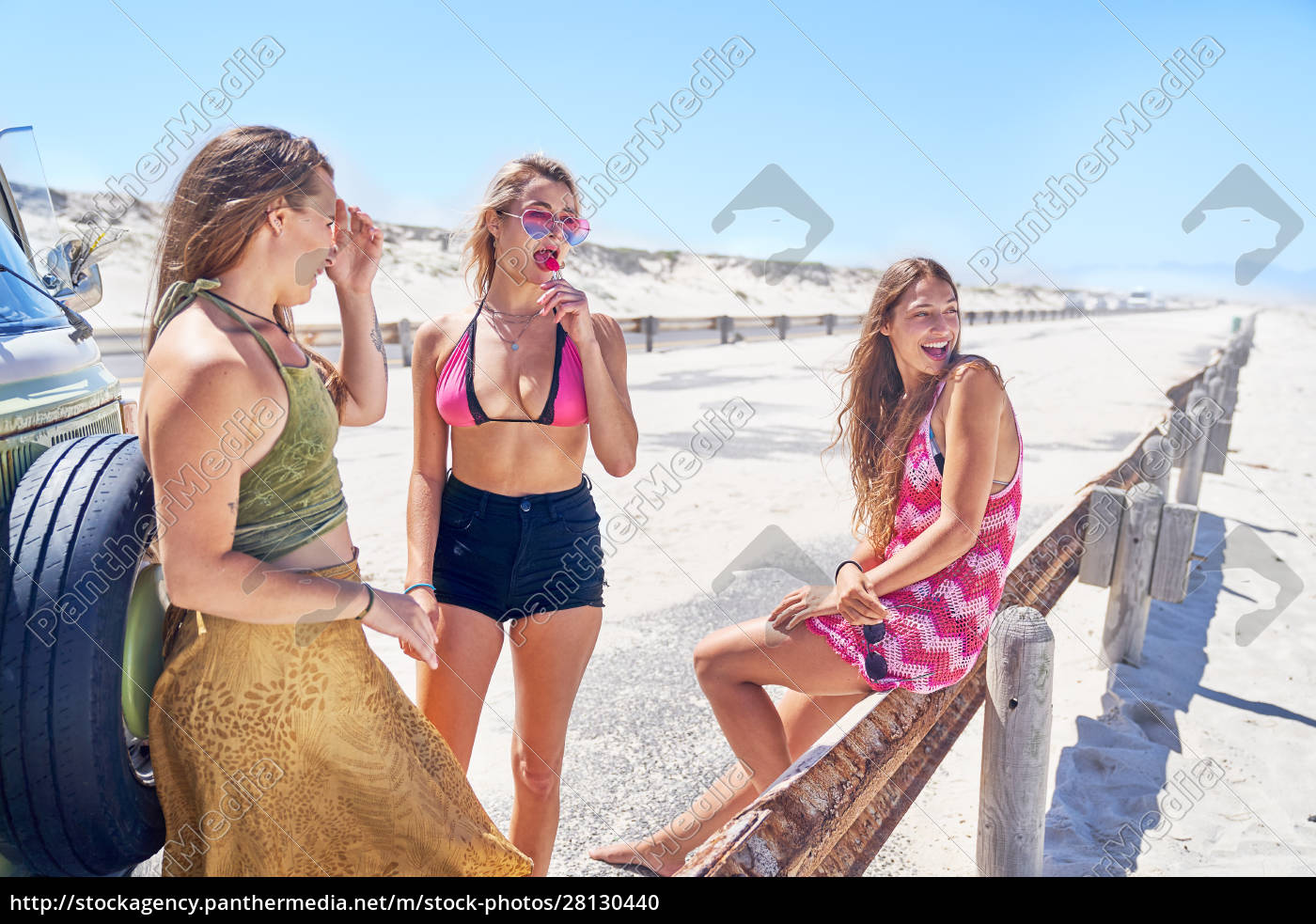 Junge Freundinnen Entspannen Am Sonnigen Sommerstrand Lizenzfreies Foto 28130440 
