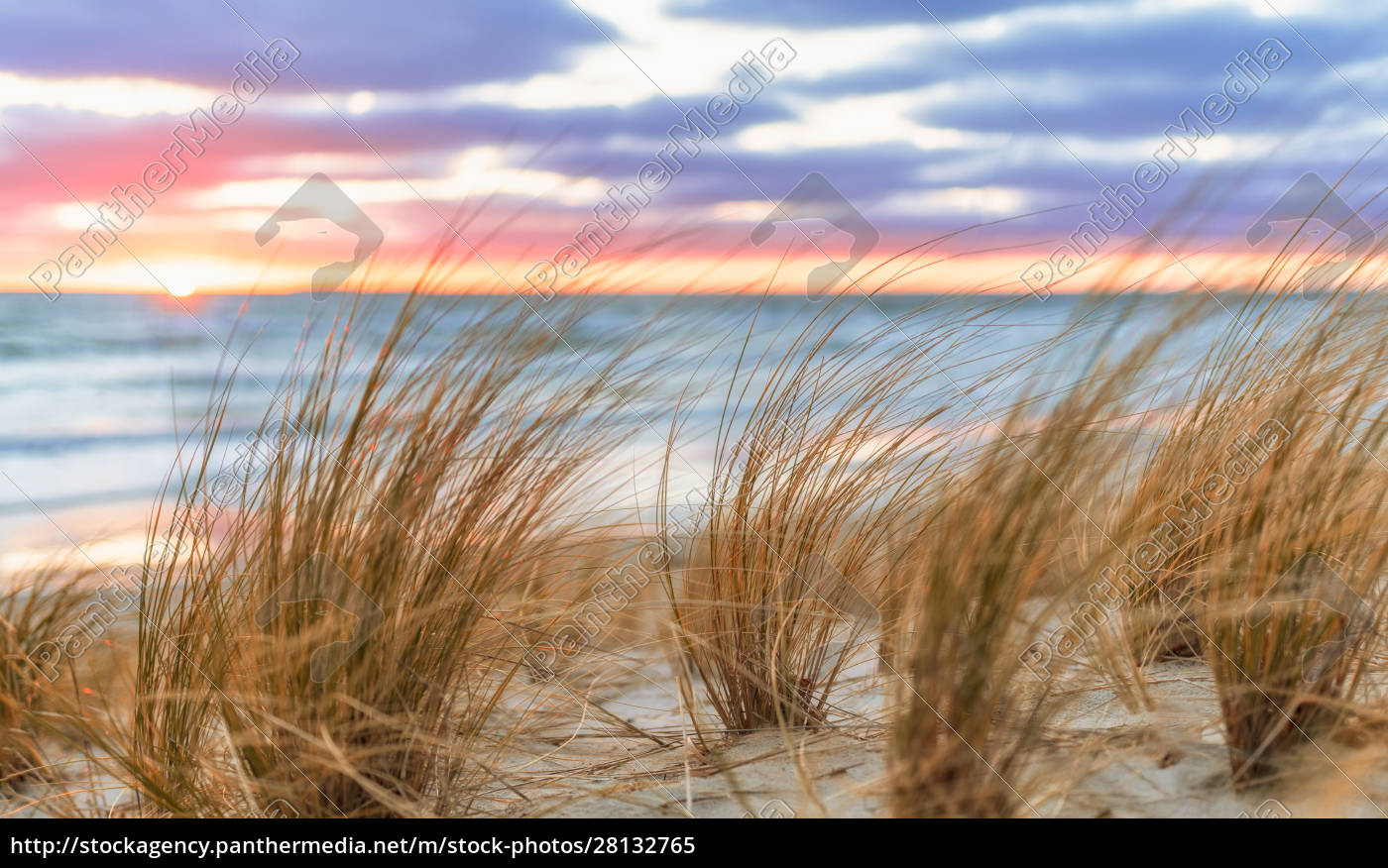 Sonnenaufgang am Ostsee-Sandstrand auf Rügen bei Lobbe - Lizenzfreies ...